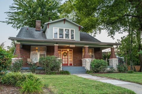 Welcome to TheAshwoodBungalow! Located in historic12South/Belmont Hillsboro.
