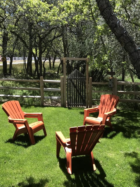 Cool afternoons and evenings. Relax or play in the large yard. Wildlife watch.