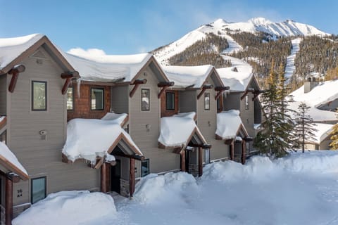 Saddle Ridge A building with view of Iron Horse lift - fantastic ski-in/ski-out