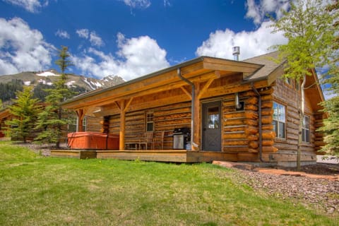 Private Cowboy Heaven Cabin - The Wrangler - hot tub, gas grill, fire pit