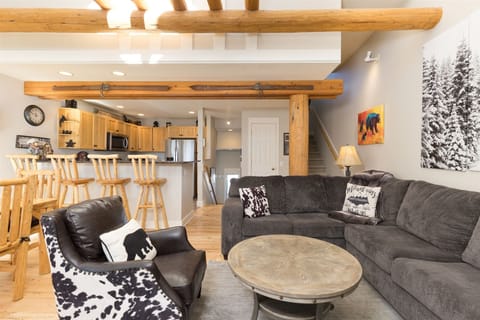 Large living room w/vaulted ceiling, open to dining, kitchen, views