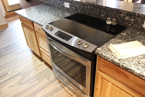 Granite countertops & stainless steel appliances 