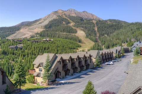 Saddle Ridge H building sits "Front Row" with true ski-in/ski-out
