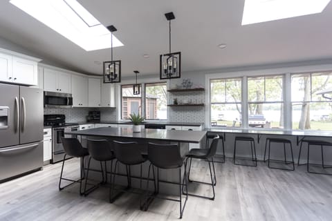 Counter top & breakfast bar make for great additional seating & buffet searving