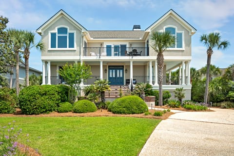 Renovated beautiful home!  Walk to boardwalk 6 for beach access.  Easy walk down Seabrook Island Road to the oceanfront pools and Pelican's Nest outdoor, oceanfront restaurant/bar.