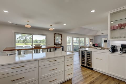 Well-stocked kitchen w quartz counter tops