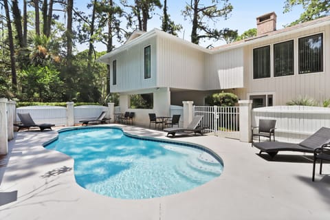 Enjoy family time at the pool with child locking gate