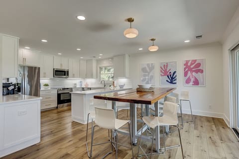 Open Kitchen  w plenty of seating