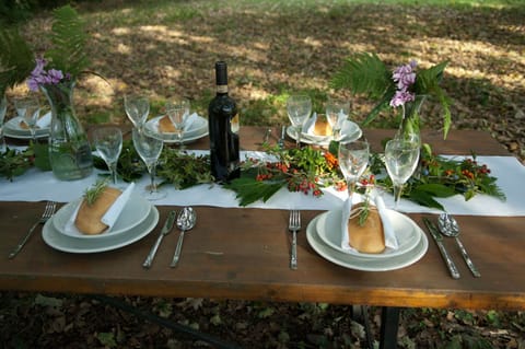 Dining al fresco under the great oak tree