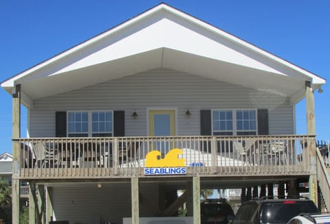 Welcome to Seablings! Enjoy the morning sun on the porch and in the evening.... 