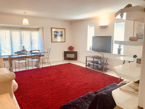 Attractive feature windows flood the space - light&bright even on a cloudy day!