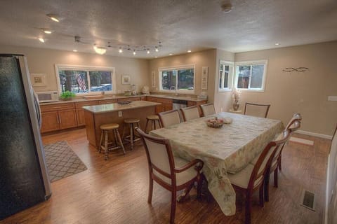 Main level- Dining Area