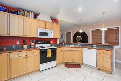 Fully supplied oprn kitchen great for entertaining