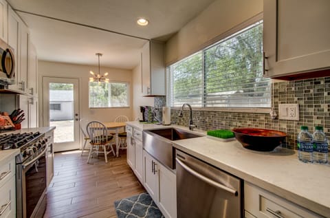 Kitchen & Dining Area