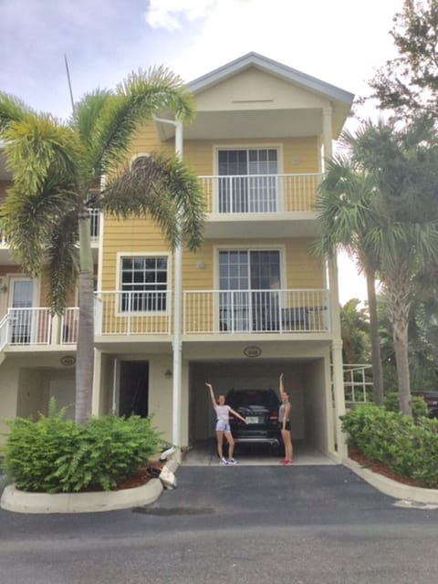 Corner Townhome from 1894 living sqf