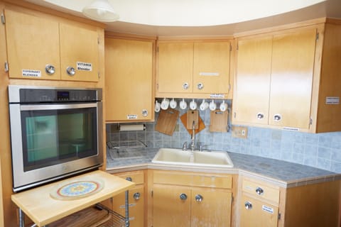 Round kitchen, brand new oven