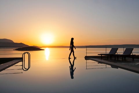 Infinity pool with amazing sunsets 