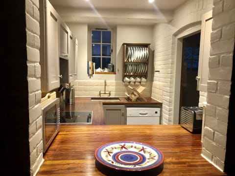 Kitchen includes Miele oven and hob, Bosch fridge & dishwasher & washing machine