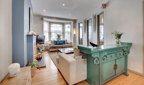 SPACIOUS LIVING ROOM