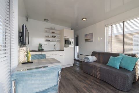 Private island: enjoy Burgundian Maastricht and the peace on the water Docked boat in Maastricht