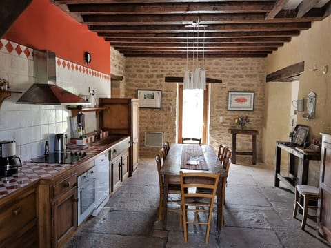 Cuisine et sa table conviviale