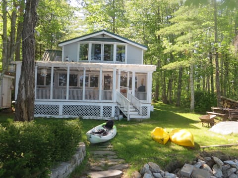 King's Kastle with see thru roof and 2 man kayaks and two single man kayaks