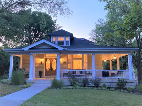 Full 1890's Victorian Home by Vanderbilt University and very close to downtown!
