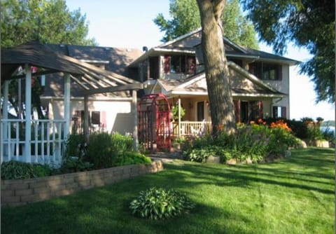 Perfect park like setting on the point.