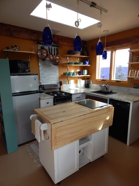 Fully equipped kitchen for a simple snack or gourmet meal