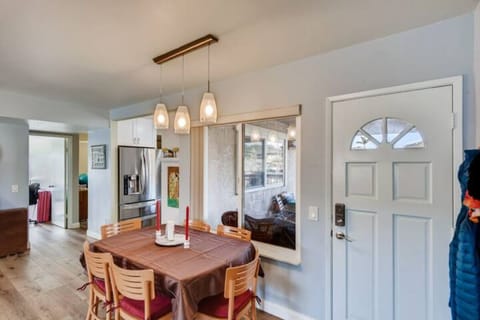 The entry table also extends to seat 10.