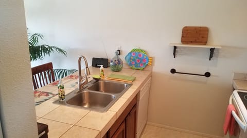 Kitchen with eat-in counter