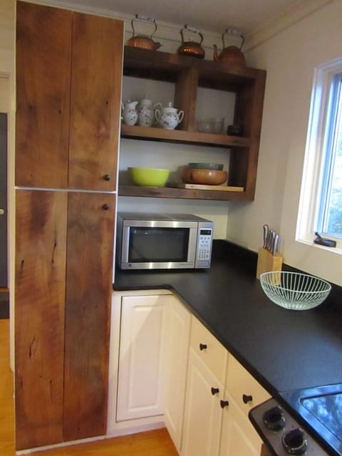 Clean simple kitchen - fully outfitted.