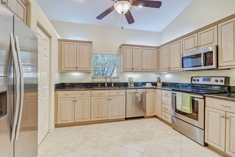 Modern Equipped kitchen to cook up a storm.