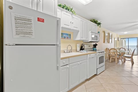Fully Equipped Kitchen & Dining Area