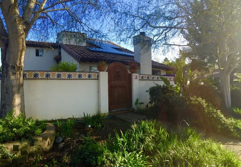 Side gate entrance to backyard from street.
