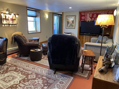 Comfortable living room, dining room. 52” TV for streaming.