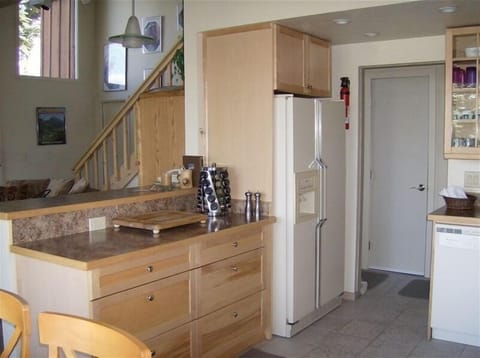 'Decor' kitchen toward living room.