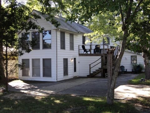 View of front of the house, yard and driveway