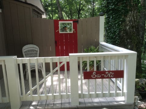Sa-hi Cottage 's private deck is waiting...