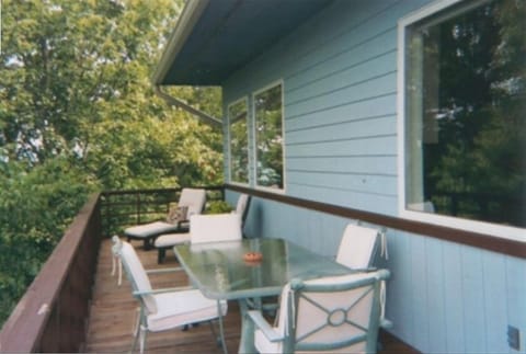 Large deck with dining table for 6 and...