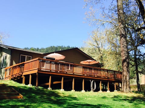 Enjoy relaxing on the extra large deck over looking the beautiful Rogue river! 