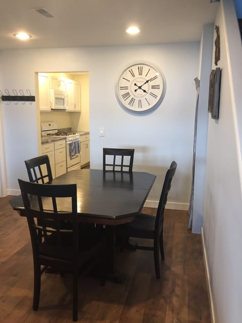 Dining table ( with extra leaves & 6 chairs )