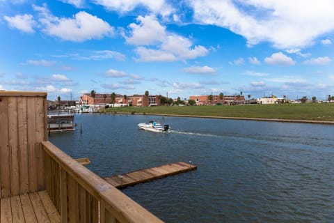 Welcome! Relax on the water, 2 min away from Schlitterbahn & 5 mins to the beach!