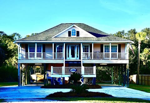 Front of House with large driveway with plenty of parking

