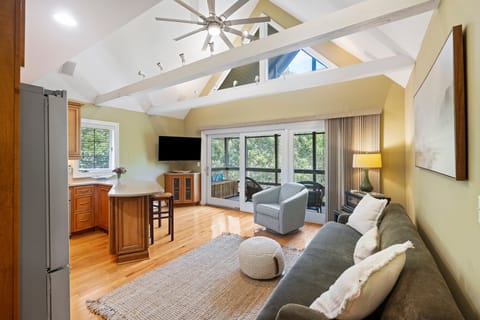 High Ceilings and stunning views from this second floor Mariners Watch!