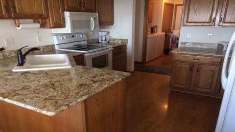 Fully equipped kitchen with dishwasher 