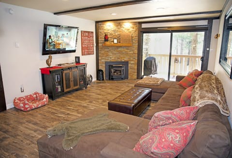 Comfy Living Room area w/ new wrap around couch & 70in Smart HDTV (Netflix, etc)