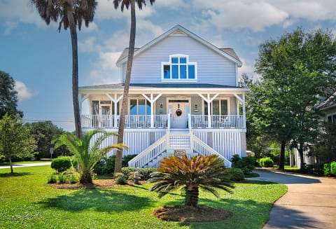 Large house on Isle of Palms close to the marina.  Room for everyone!