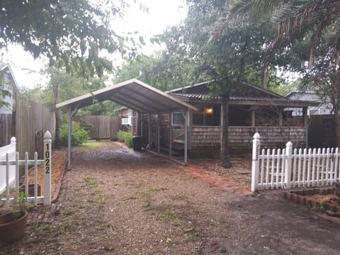 Cute cottage 50 ft driveway