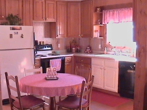Kitchen is not really red! Sun distorted color!😃